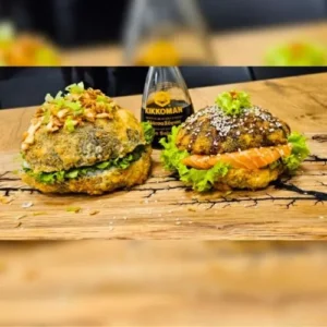 Zdjęcie przedstawia sushi burgery