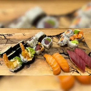 Zdjęcie przedstawia zestaw sushi kochi set
