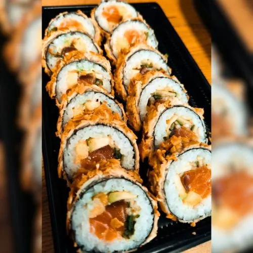 Zdjęcie przedstawia rolki sushi almond maki