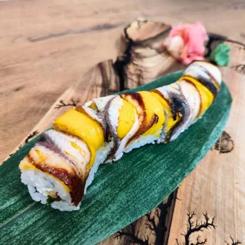 Zdjęcie przedstawia rolkę sushi z węgorzem